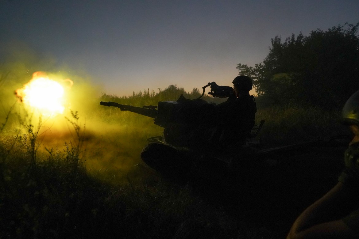 Ukrainian servicemen fire to Russian positions