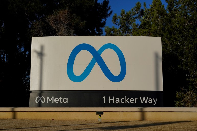 Meta'nın logosu, şirketin 9 Kasım 2022 Çarşamba, Menlo Park, Kaliforniya'daki genel merkezindeki bir tabelada görülebilir. Facebook'un ana şirketi olan Meta, işgücünün yaklaşık %13'ünü oluşturan 11.000 kişiyi işten çıkarıyor. CEO Mark Zuckerberg Çarşamba günü çalışanlara yazdığı bir mektupta, şirketin bocalayan gelir ve daha geniş teknoloji endüstrisi sıkıntılarıyla mücadele ettiğini söyledi.  (AP Fotoğrafı/Godofredo A. Vásquez)