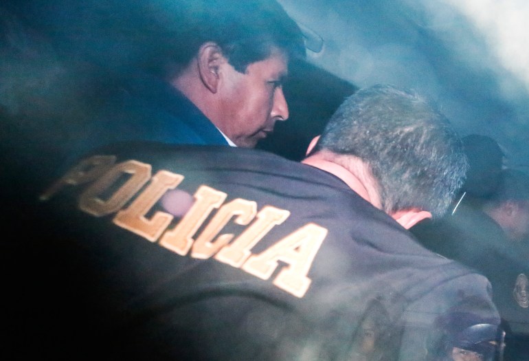 Le président destitué du Pérou, Pedro Castillo, est escorté par la police au poste de police où il est détenu à Lima, Pérou, le 7 décembre 2022