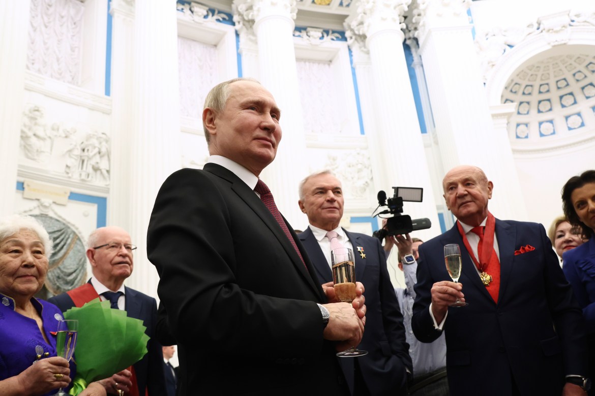 Putin toasts with laureates of state awards
