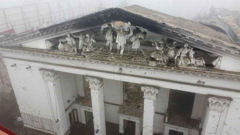 Een sculpturale compositie met mensen van verschillende beroepen siert het verwoeste Mariupol-theater na zware gevechten in Mariupol, in de door Rusland gecontroleerde regio Donetsk in het oosten van Oekraïne.