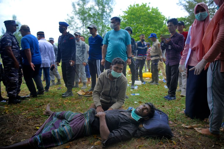 Een etnische Rohingya-man ligt op de grond in afwachting van medische behandeling