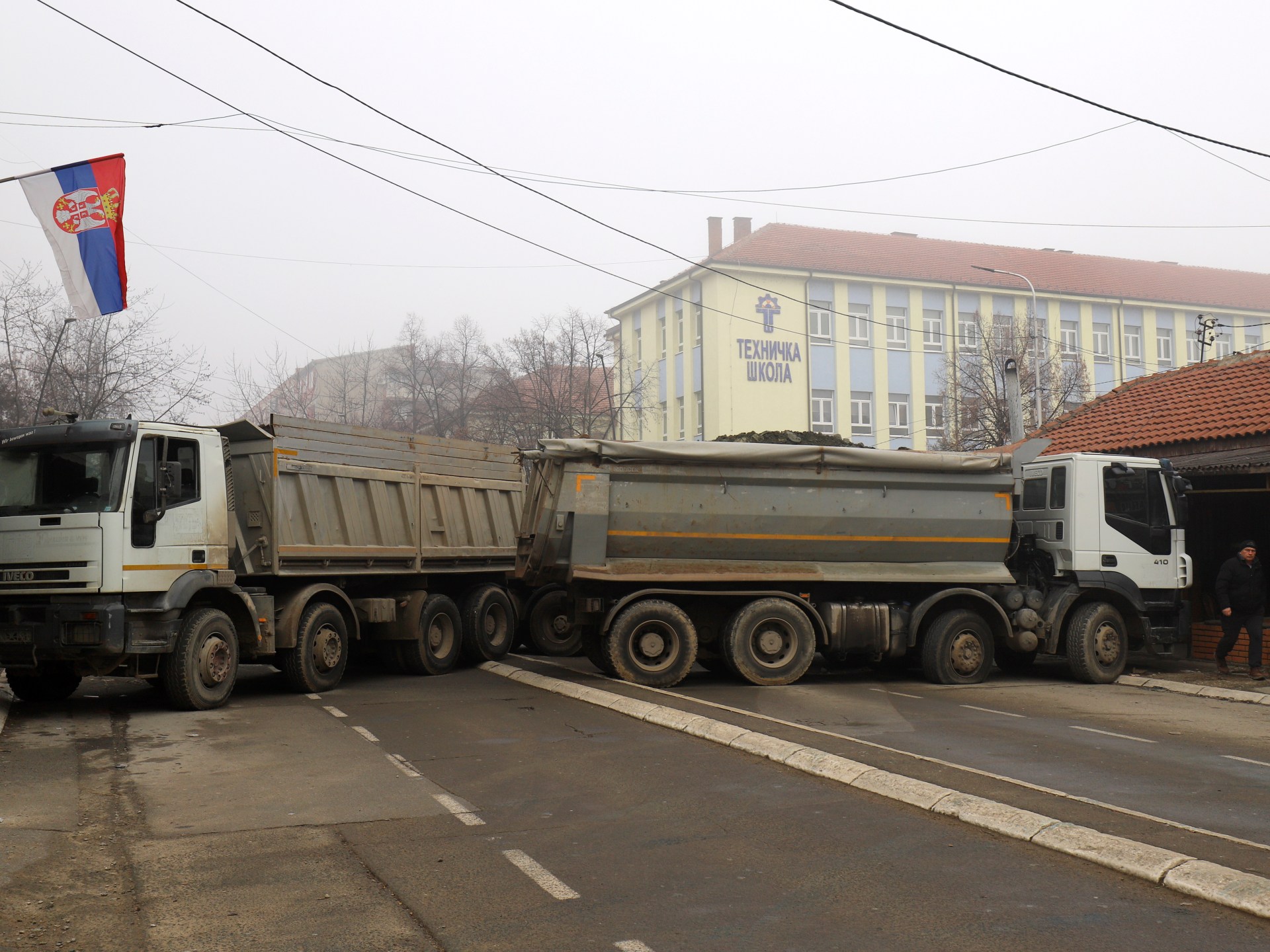 Etniczni Serbowie wznoszą kolejne blokady drogowe w miarę wzrostu napięć w Kosowie |  Wiadomości polityczne