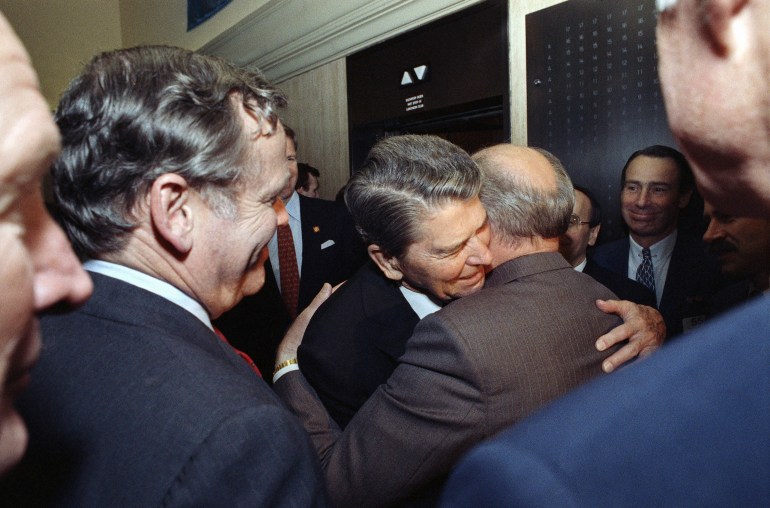 L'ancien président des États-Unis Ronald Reagan épouse l'ancien président soviétique Mikhaïl Gorbatchev après que les deux ont visité le parquet de la Bourse de New York, le 14 mai 1992. Gorbatchev est aux États-Unis pour une visite de bonne volonté de deux semaines.  (AP Photo/Pool/Richard Drew)
