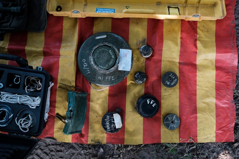 Une variété de mines terrestres désactivées principalement trouvées par l'équipe de déminage au fil des ans en Casamance, au Sénégal 