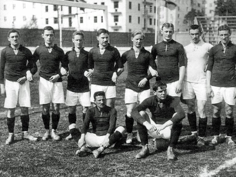 Julius Hirsch (en haut à gauche) faisait partie de l'équipe allemande aux Jeux olympiques de 1912 à Stockholm, en Suède (Association allemande de football)