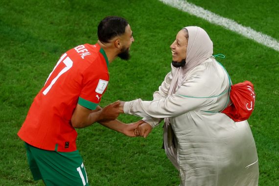 Moroccan player dancing with his mother on the football pitch