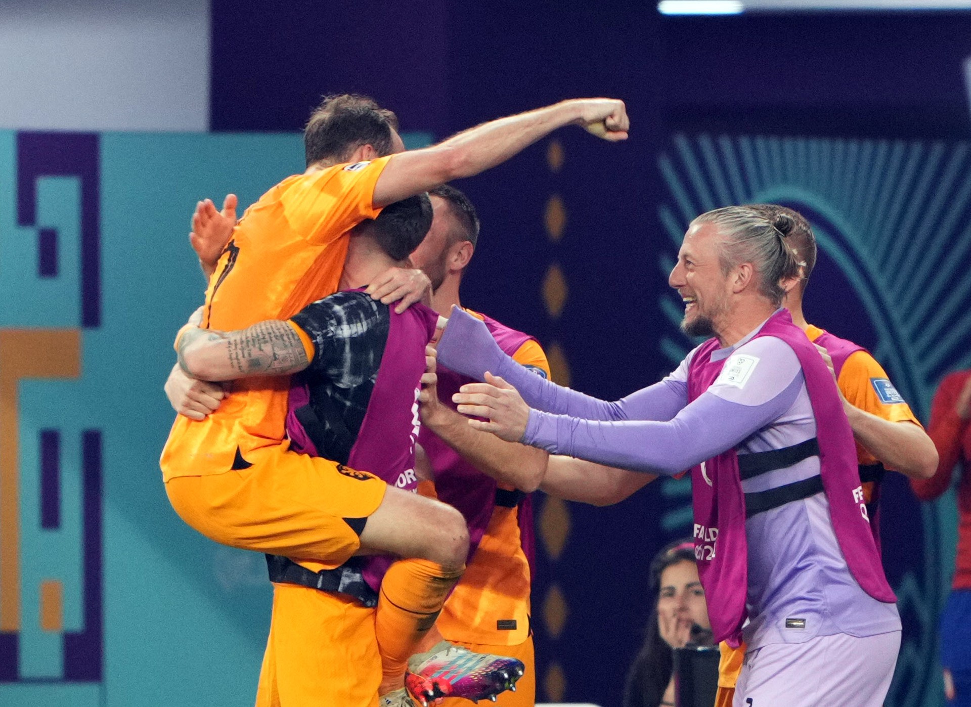 Netherlands dominate USA in first knock-out World Cup match
