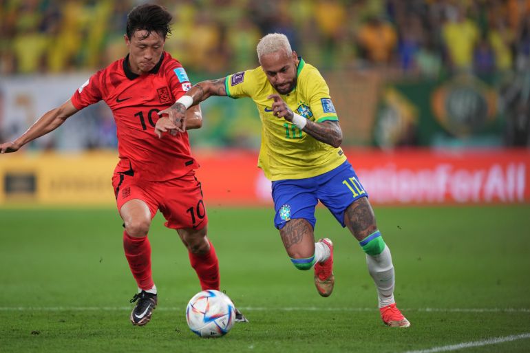 Lee Jae-sung chases after Neymar who controls the ball.