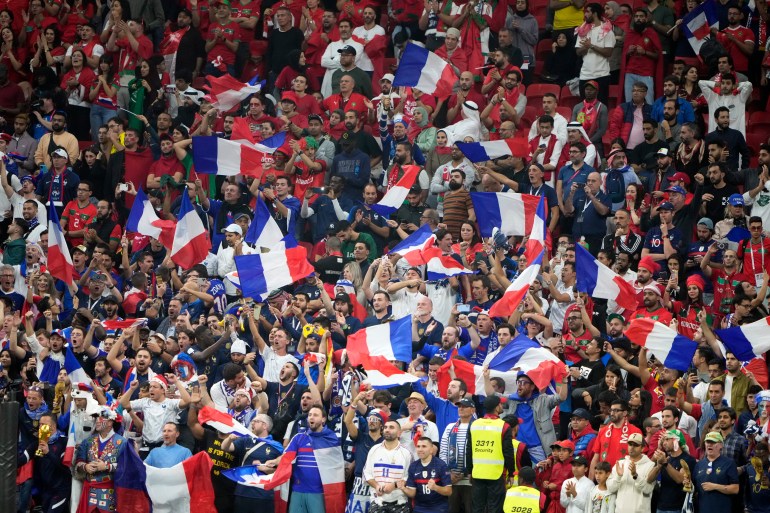 Les supporters français célèbrent la victoire de leur équipe