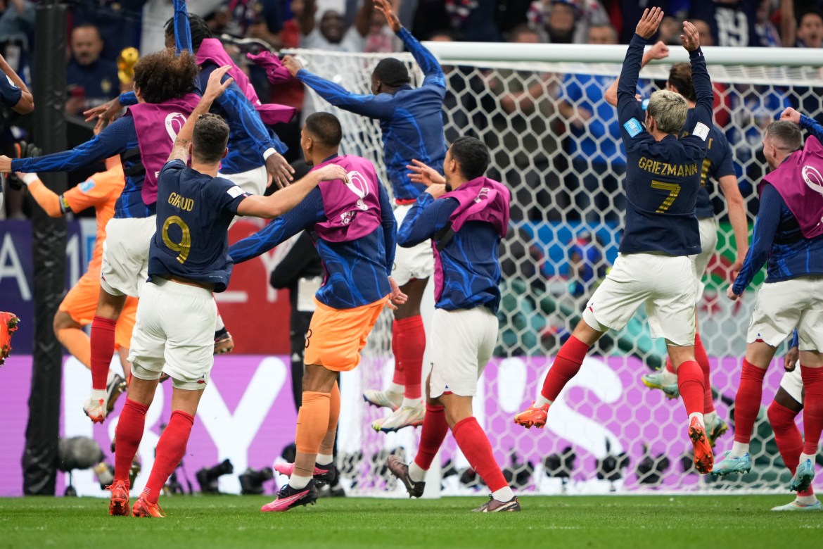 French players celebrating victory