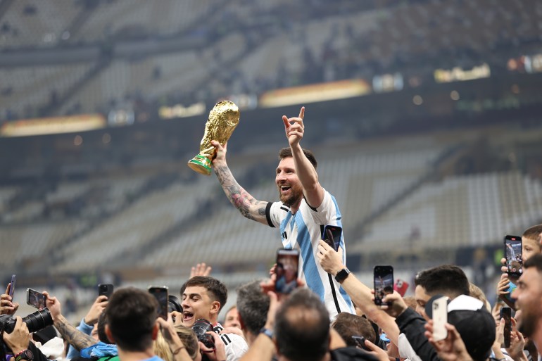 Lionel Messi tient la Coupe du monde en l'air après la victoire de son équipe sur la France |  Argentine contre France
