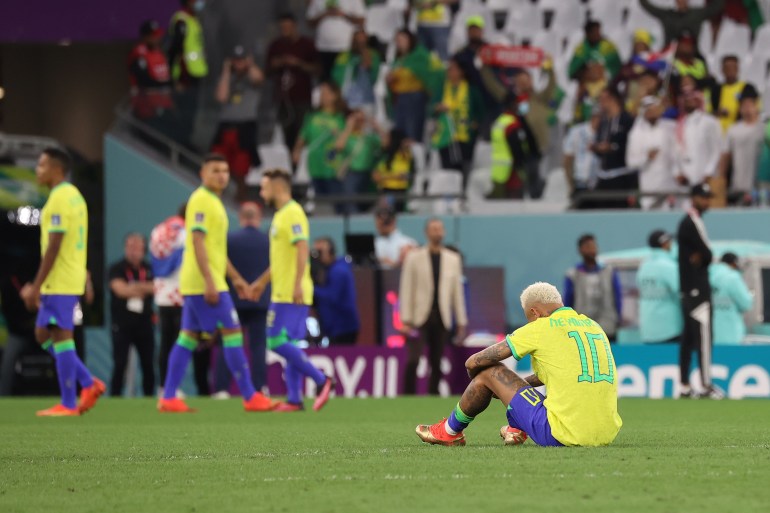 巴西球员在点球大战中以 4-2 失利后流下了眼泪