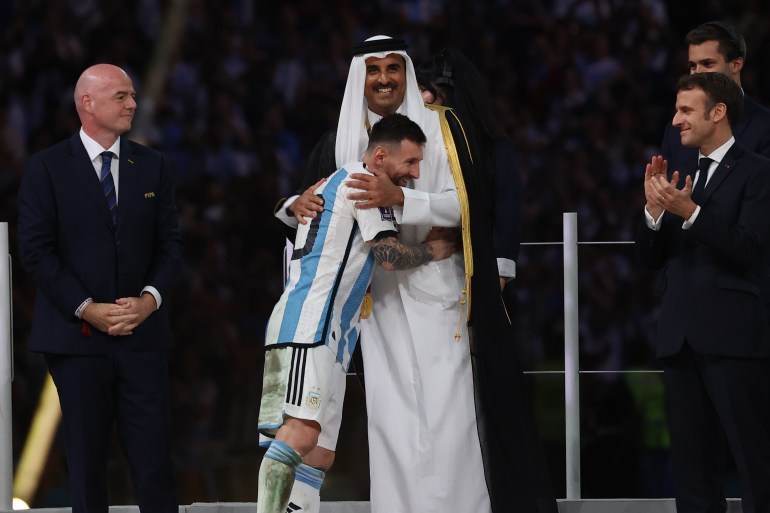 Lionel Messi memeluk Sheikh Tamim Bin Hamad Al Thani dari Qatar saat upacara penghargaan |  Argentina v Prancis, Final Piala Dunia FIFA 2022, 18 Desember, Stadion Lusail (Showkat Shafi/Al Jazeera)