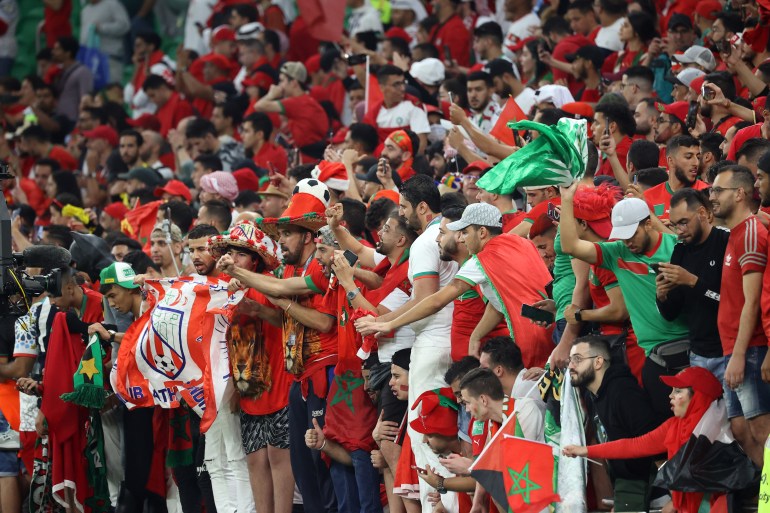 Les supporters marocains applaudissent à leurs côtés