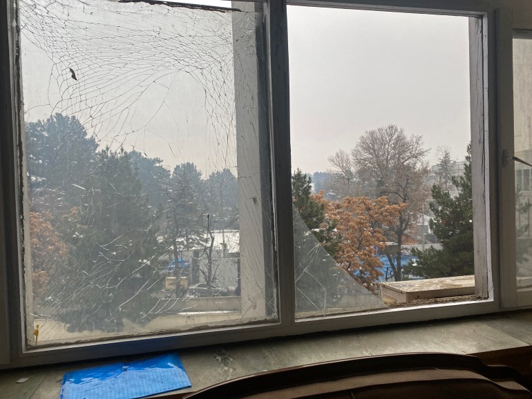 As vidraças quebradas de um prédio são retratadas após uma explosão suicida em Cabul