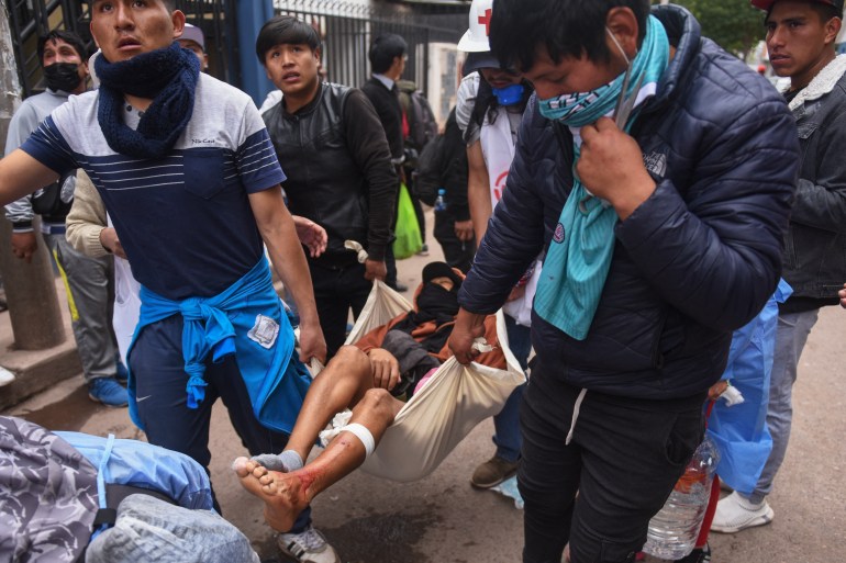 11 Ocak 2023'te Peru, Cusco'daki bir gösteri sırasında yaralı bir protestocu götürülüyor. - Peru savcılığı önceki gün Başkan Dina Boluarte ve diğerleri hakkında, şimdiye kadar görülen hükümet karşıtı protestoların bastırılmasındaki rolleri nedeniyle soruşturma başlattı. Aralık ayından bu yana en az 40 kişi öldü.  (Fotoğraf: Ivan Flores / AFP)