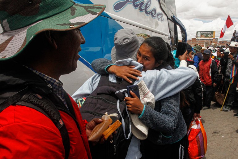 Les gens disent au revoir aux manifestants alors qu'ils partent pour Lima pour protester contre le gouvernement de la présidente péruvienne Dina Boluarte 