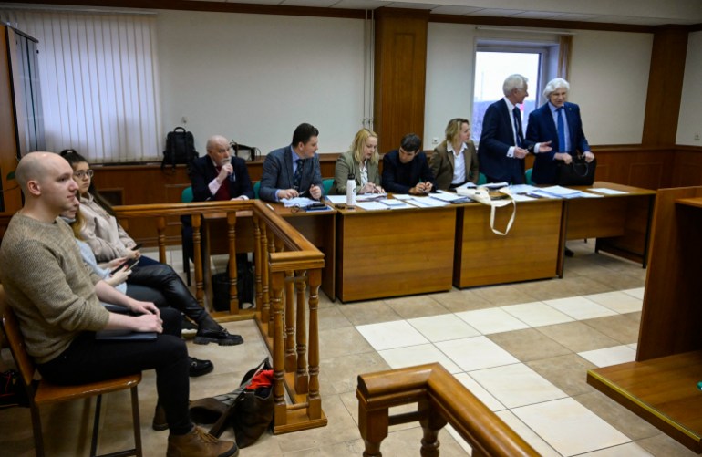 Mahkemede örgütü savunan Moskova Helsinki Grubu üyeleri