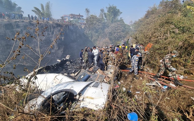 Reddingsteams werken aan het wrak van een ATR72-vliegtuig van Yeti Airlines nadat het is neergestort in Pokhara, Nepal, 15 januari 2023