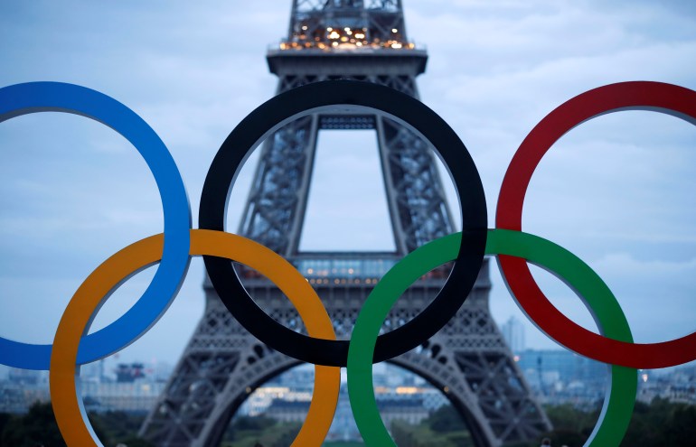 Pierścienie olimpijskie dla uczczenia oficjalnego ogłoszenia Międzynarodowego Komitetu Olimpijskiego o zwycięstwie Paryża w przetargu na organizację Igrzysk Olimpijskich w 2024 r. przed Wieżą Eiffla