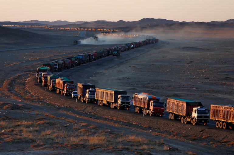 Moğolistan'da kömür taşıyan kamyonlar.