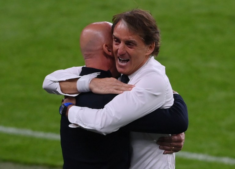 O técnico da Itália, Roberto Mancini, comemora com o chefe da delegação, Gianluca Vialli