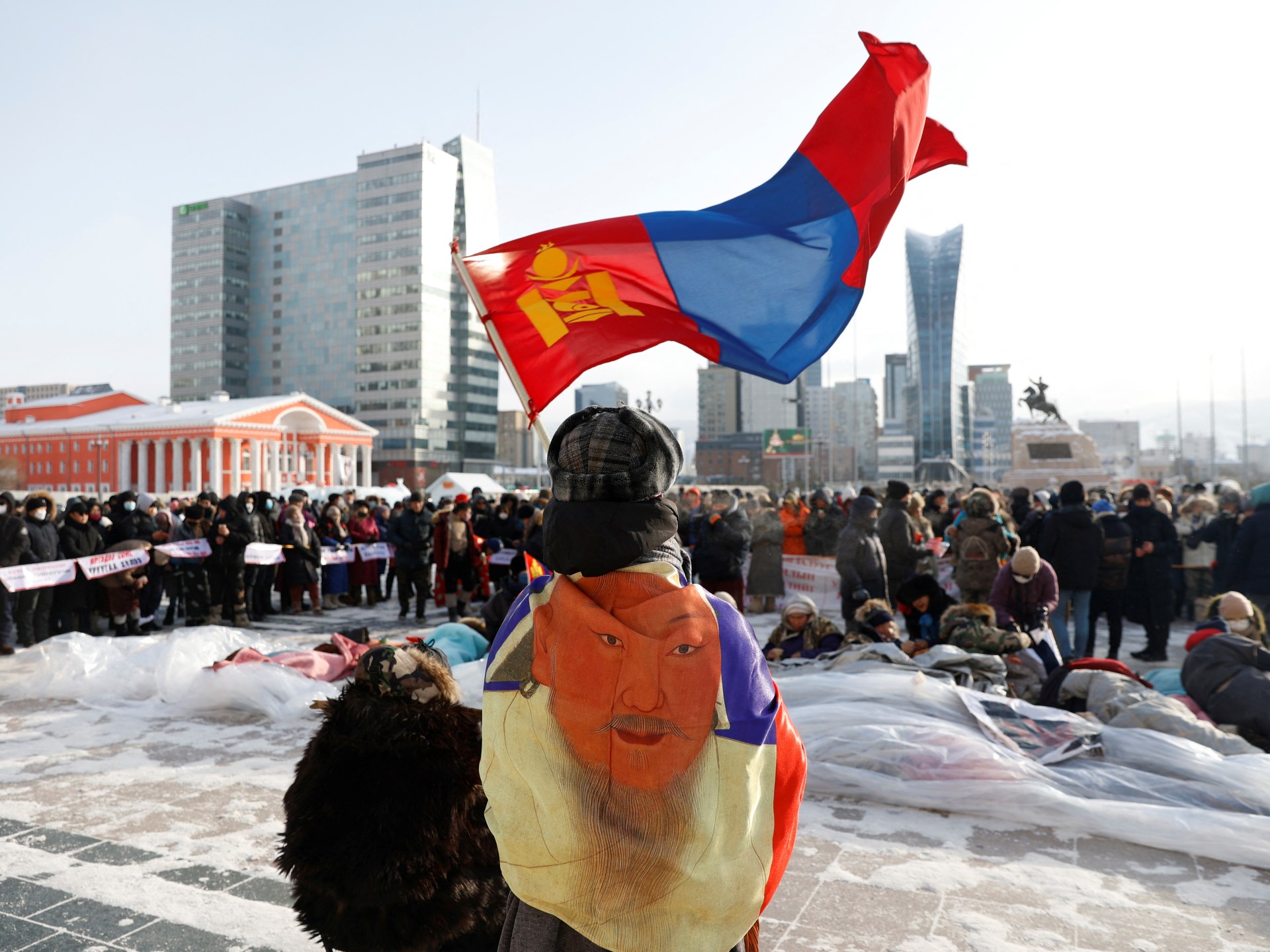蒙古国突然爆发抗议，政府大楼遭民众围堵，中方表态_menggu_新闻_信号