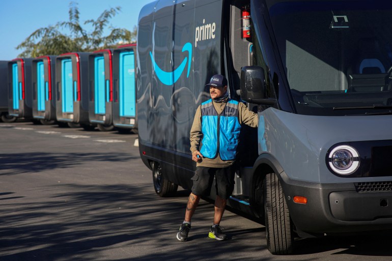 Pengemudi David Gonzalez bersiap untuk berangkat dalam rutenya dengan truk listrik Rivian di fasilitas Amazon di Poway, California