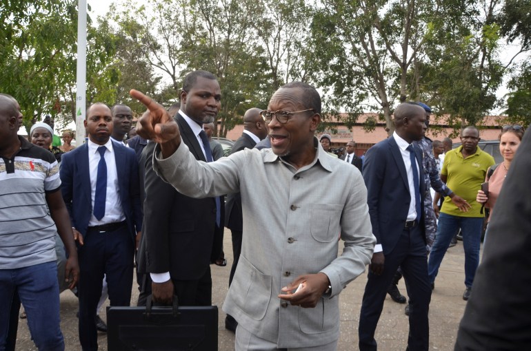 Le président béninois Patrice Talon fait des gestes après avoir voté lors des élections législatives dans son centre de vote à Cotonou, au Bénin