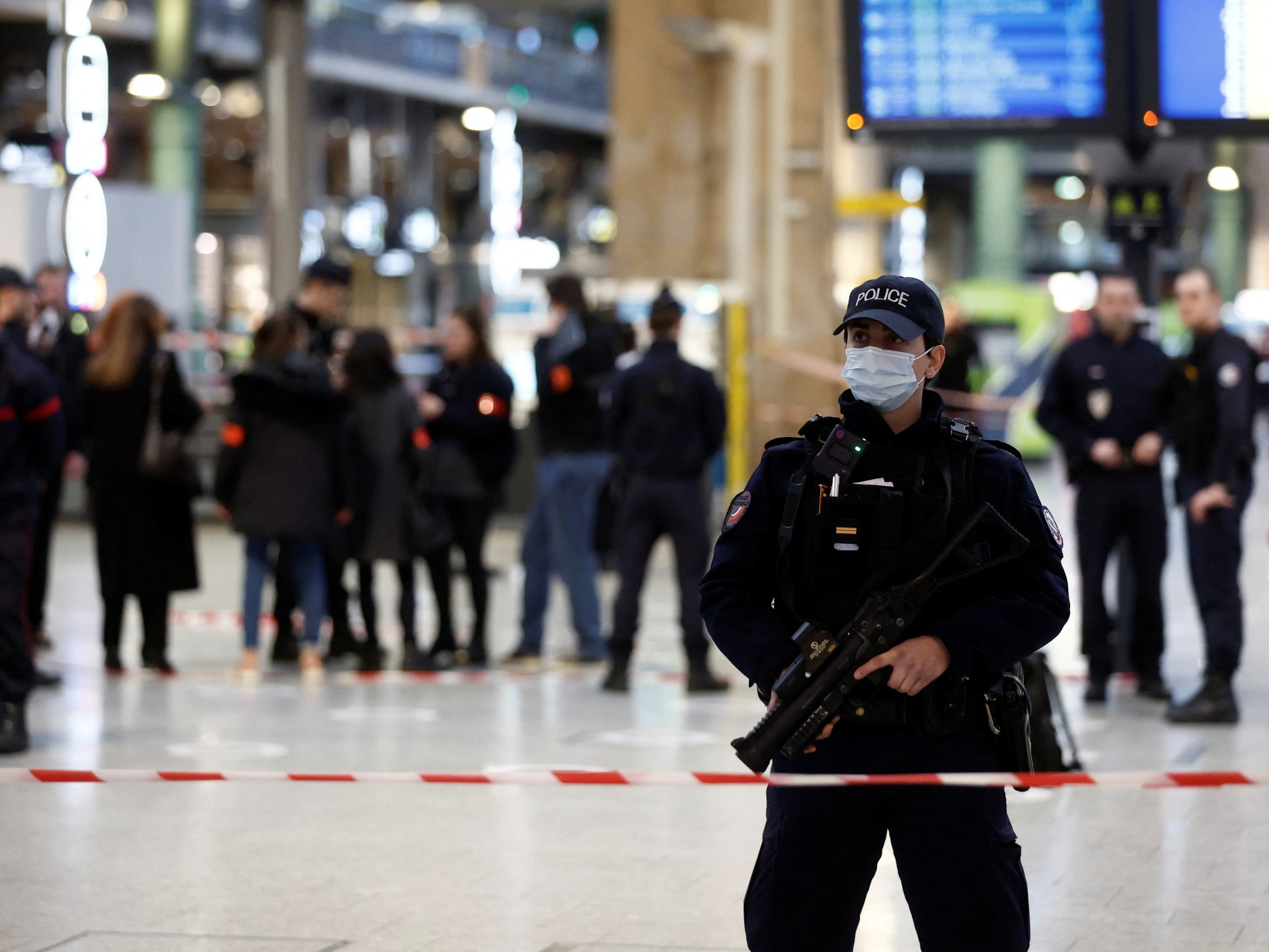 A number of injured in knife assault at Paris practice station