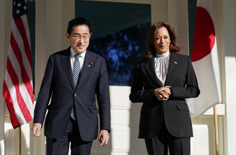Le Premier ministre japonais Kishida pose à côté du vice-président américain Harris