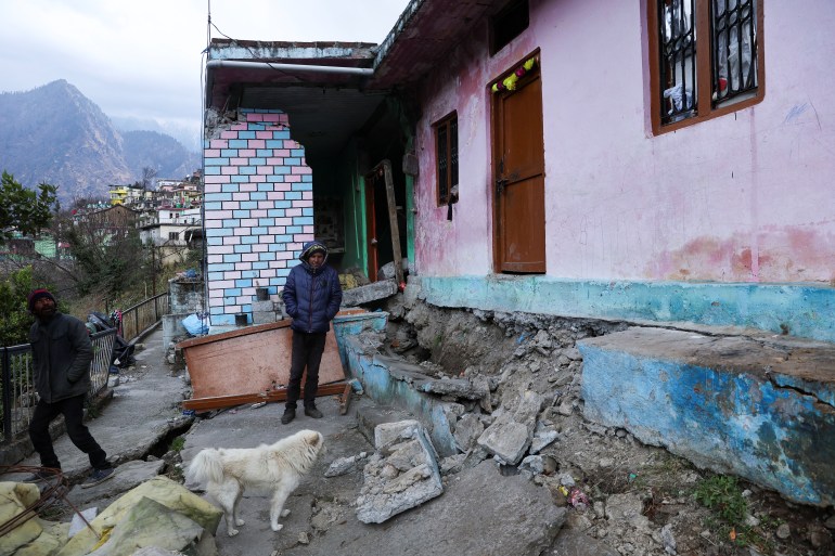Harish, 52, een dagloonarbeider staat buiten het woonhuis van zijn oom dat barsten kreeg, in Joshimath, in de noordelijke staat Uttarakhand, India, 13 januari 2023. REUTERS/Anushree Fadnavis