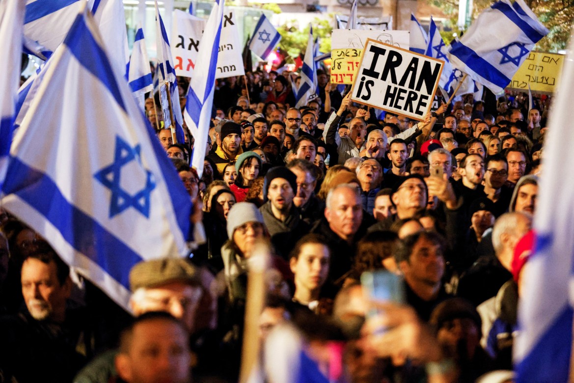 Presa israeliană, citând poliția, a declarat că mulțimea din Piața Habima din Tel Aviv a ajuns la cel puțin 80.000 de persoane. [Amir Cohen/Reuters]