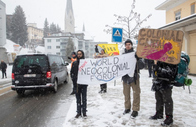 Klimaatactivisten protesteren voorafgaand aan het World Economic Forum (WEF) 2023 in het Alpenresort Davos, Zwitserland, 15 januari 2023. REUTERS/Arnd Wiegmann