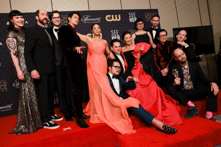 Oyuncu kadrosu ve ekibi "Her Şey Her Yerde Aynı Anda" 15 Ocak 2023, Los Angeles, California, ABD'de düzenlenen 28. Eleştirmenlerin Seçimi Ödülleri'nde En İyi Film ödülünü kazandıktan sonra poz veriyor. REUTERS/Aude Guerrucci