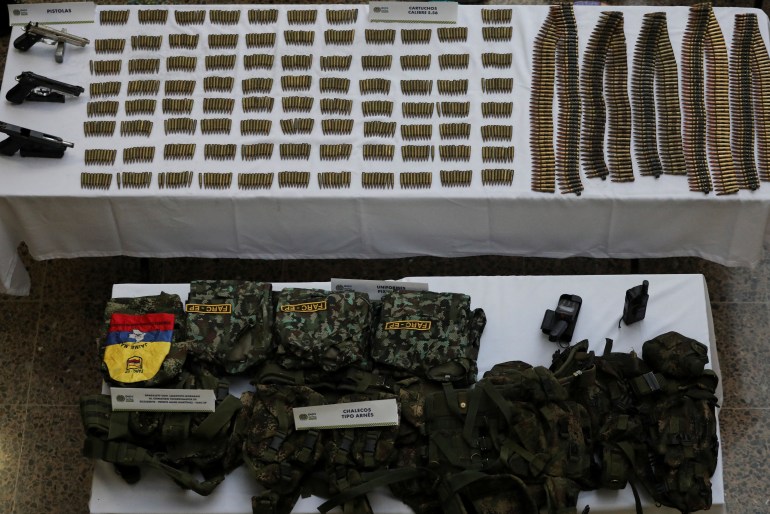 Armes, balles et uniformes saisis par la police colombienne