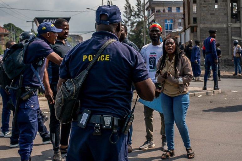 Congolese police talk to demonstrators