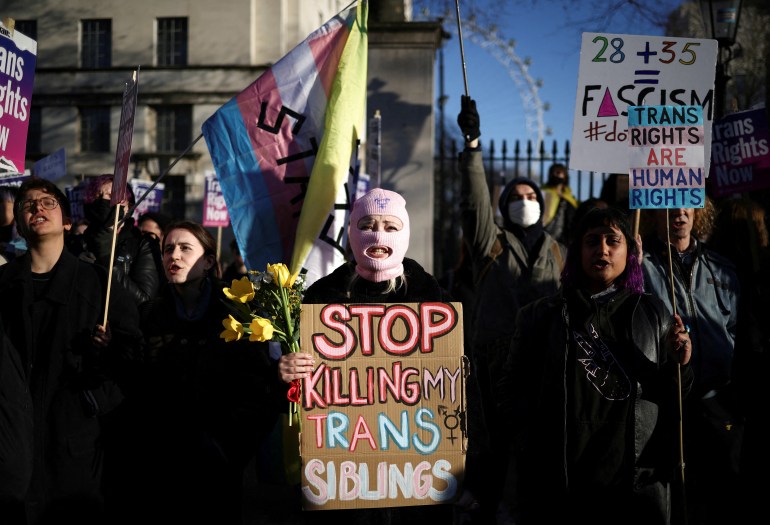 लंदन में ट्रांस अधिकार प्रदर्शनकारियों