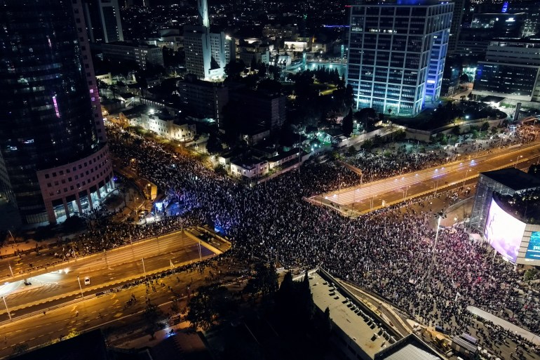 Israelis protest against Prime Minister Benjamin Netanyahu's new right-wing coalition and proposed judicial reforms to reduce the powers of the Supreme Court, in Tel Aviv, Israel January 21, 2023. REUTERS/Ilan Rosenberg