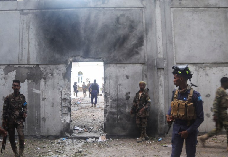 摩加迪沙发生爆炸后，索马里安全部队站在市长办公室外