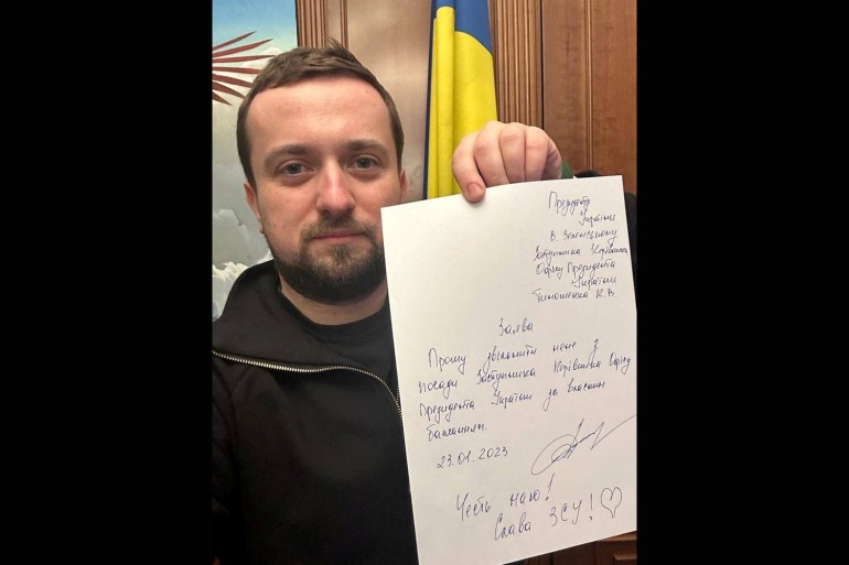 Kyrylo Tymoshenko brandit une note écrite sur une feuille de papier alors qu'il remet sa démission, demandant au président Volodymyr Zelenskyy de le relever de ses fonctions [Kyrylo Tymoshenko via Telegram/via Reuters]