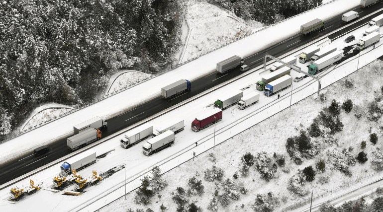 Een luchtfoto van het door hevige sneeuwval lamgelegde verkeer in Japan