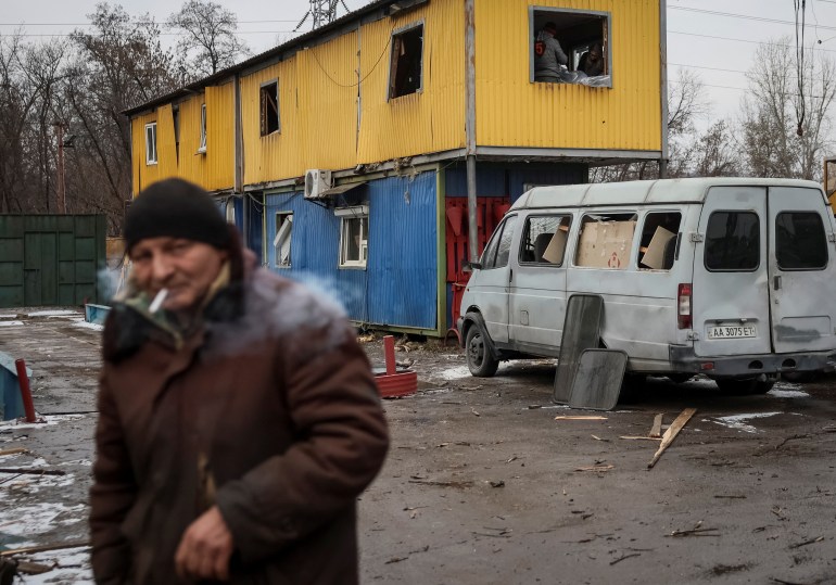 Um morador local é visto no local de um ataque de míssil russo, em meio ao ataque da Rússia à Ucrânia, em Kyiv, Ucrânia 