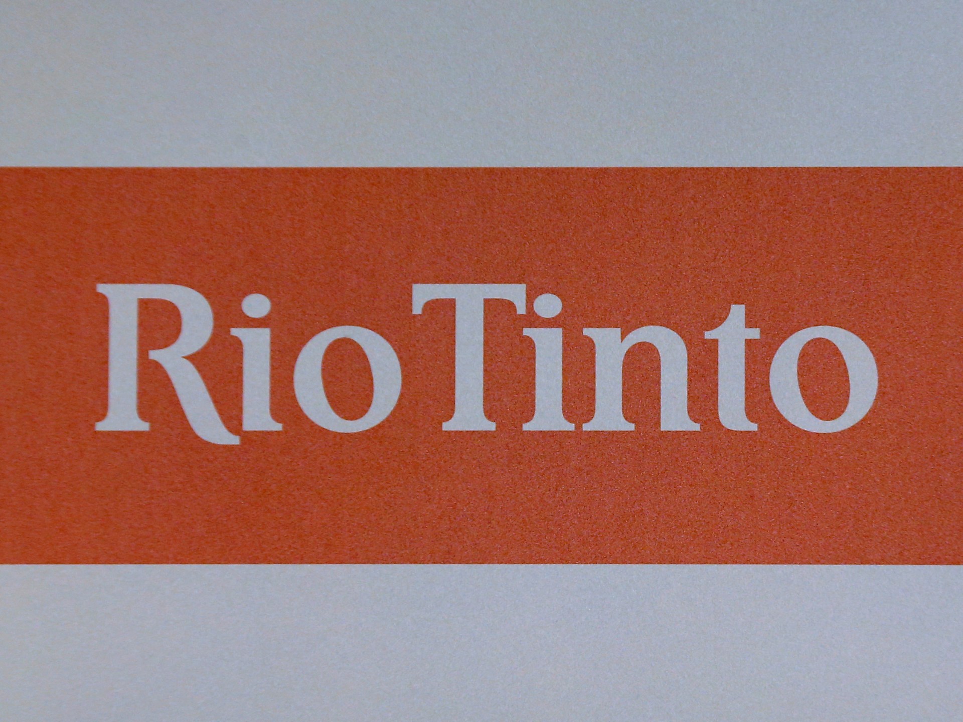 Rio Tinto apologises as search for radioactive capsule continues