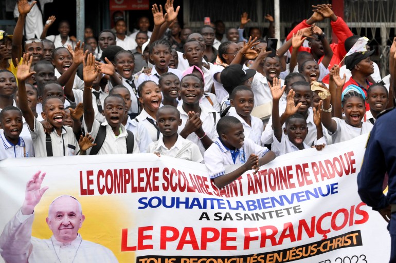 Le pape François est accueilli par des habitants de Kinshasa, lors de son voyage apostolique, à Kinshasa, République démocratique du Congo, le 31 janvier 2023