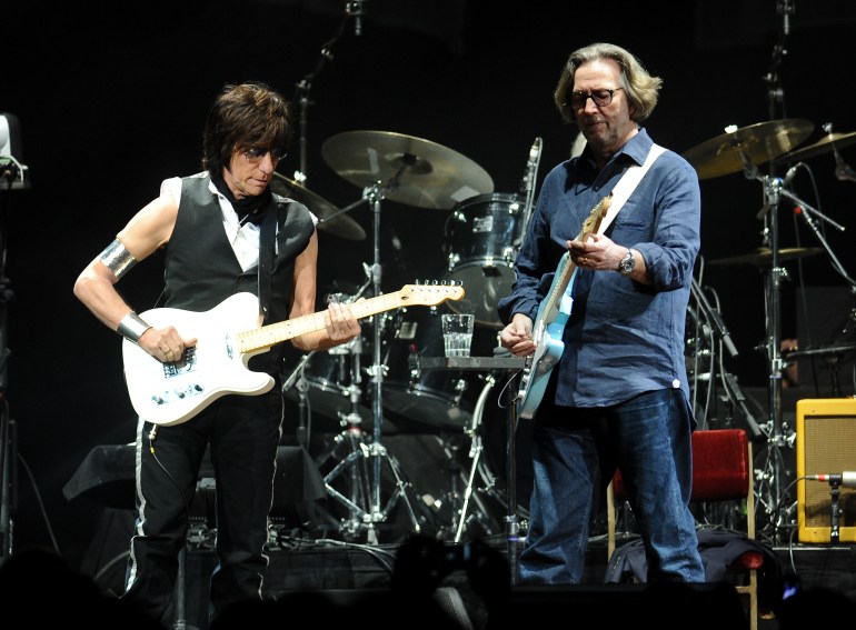 Müzisyenler Jeff Beck (solda) ve Eric Clapton, 18 Şubat 2010 Perşembe günü New York'ta Madison Square Garden'da bir konser veriyor. 