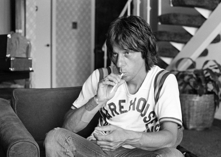 Rock yıldızı Jeff Beck, 14 Temmuz 1980'de Los Angeles'ta yaptığı son röportajda bir muhabirin sorusu üzerinde kafa yoruyor. amp.