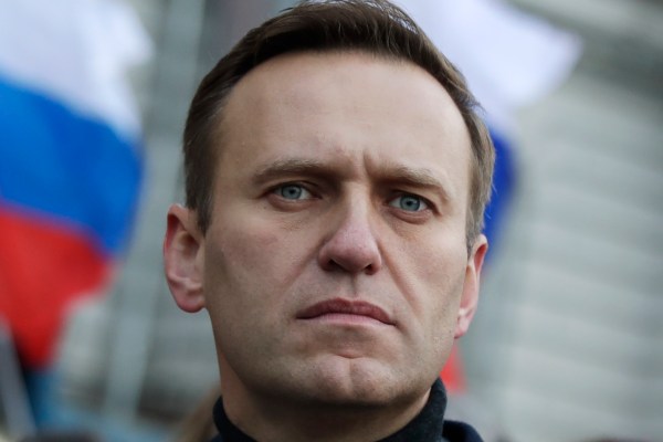 Критикът на Путин Навални казва, че е в наказателна килия в руския арктически затвор