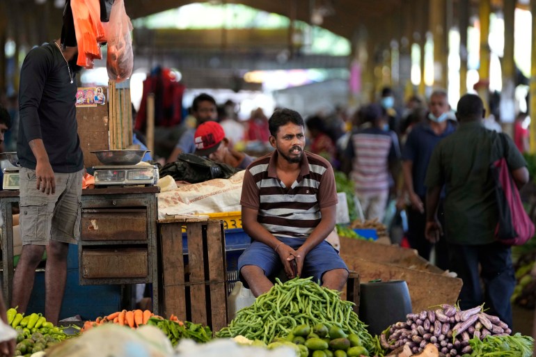 Un vendeur attend des clients sur un marché de légumes à Colombo, au Sri Lanka.